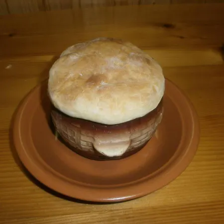 під скелею